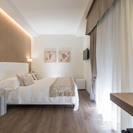 Hotel Mon Cheri Riccione Kültér fotó