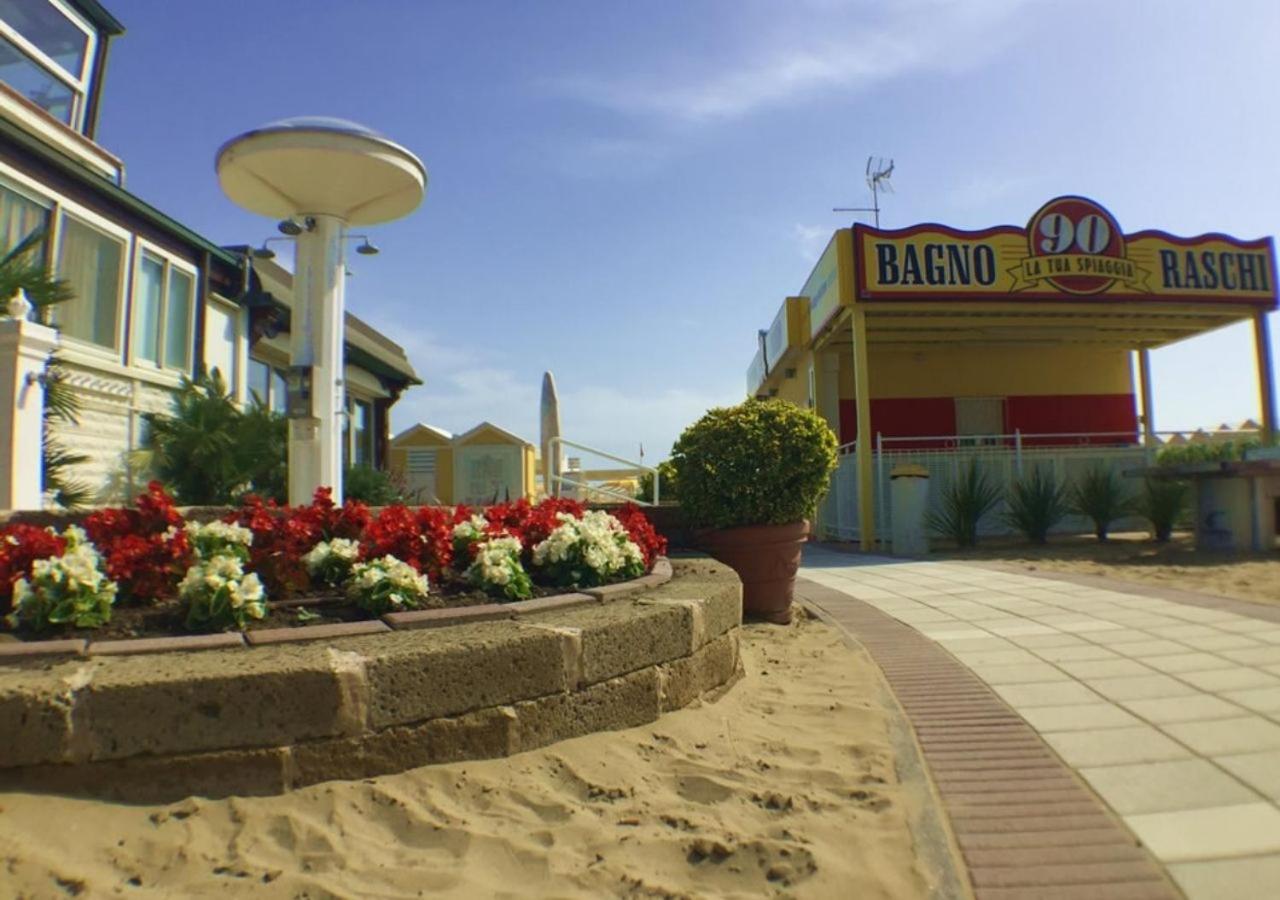 Hotel Mon Cheri Riccione Kültér fotó