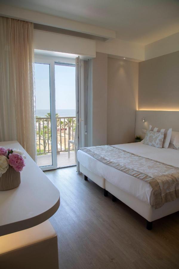 Hotel Mon Cheri Riccione Kültér fotó