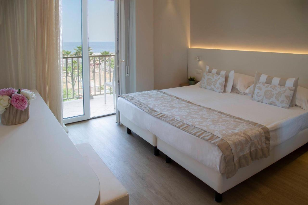 Hotel Mon Cheri Riccione Kültér fotó
