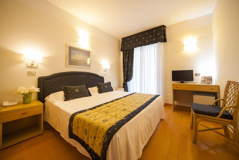 Hotel Mon Cheri Riccione Kültér fotó