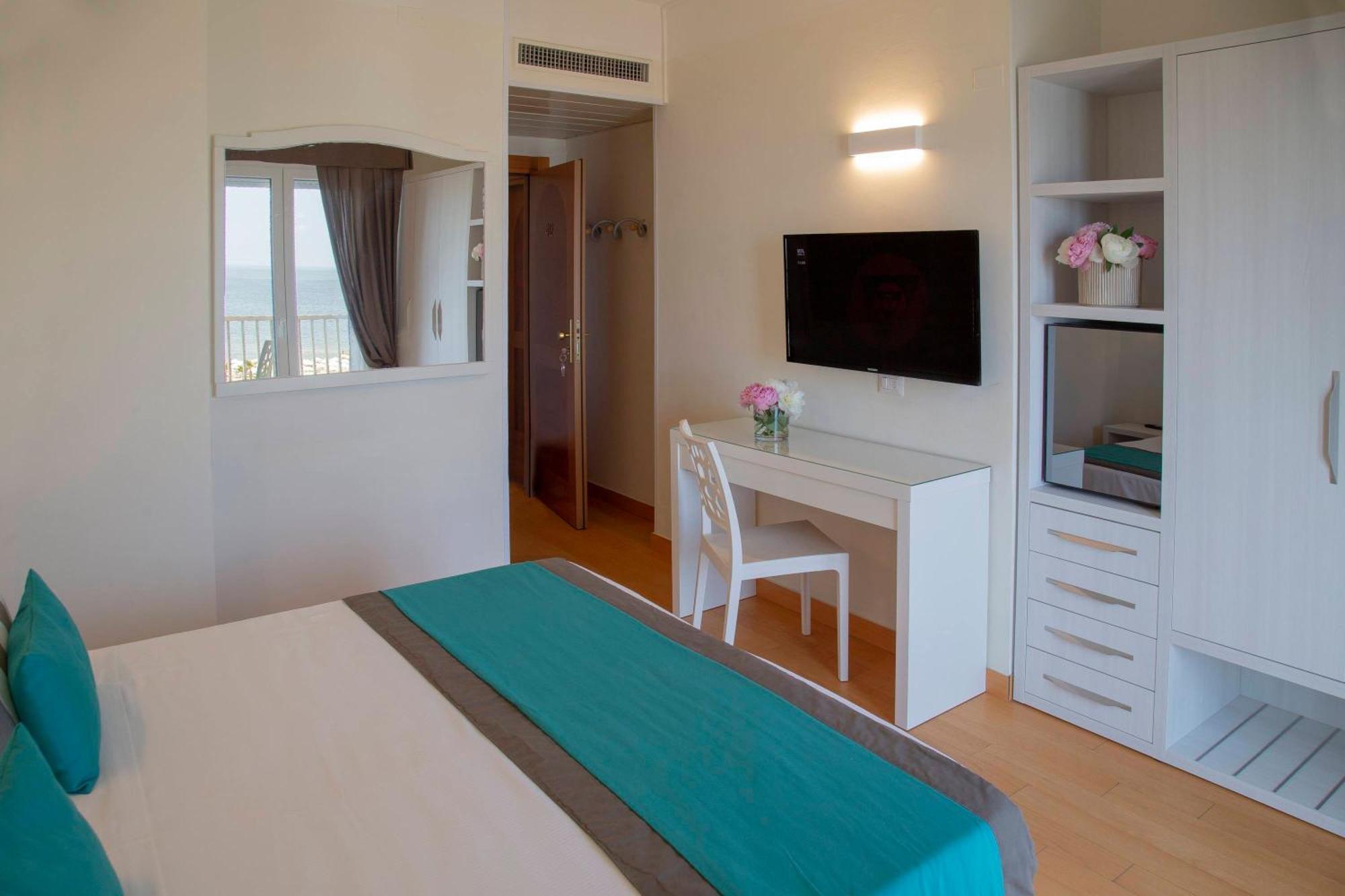 Hotel Mon Cheri Riccione Kültér fotó