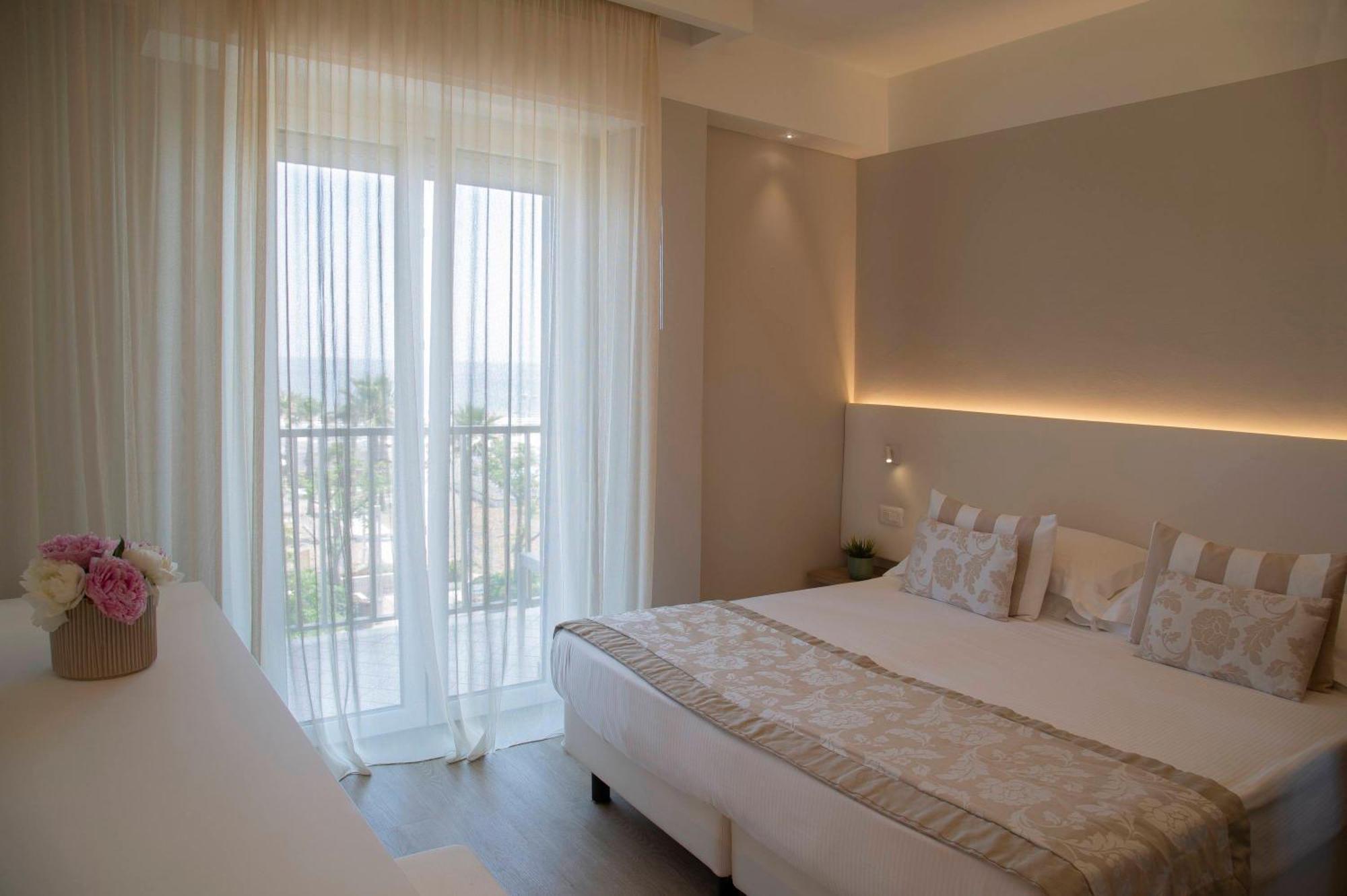 Hotel Mon Cheri Riccione Szoba fotó