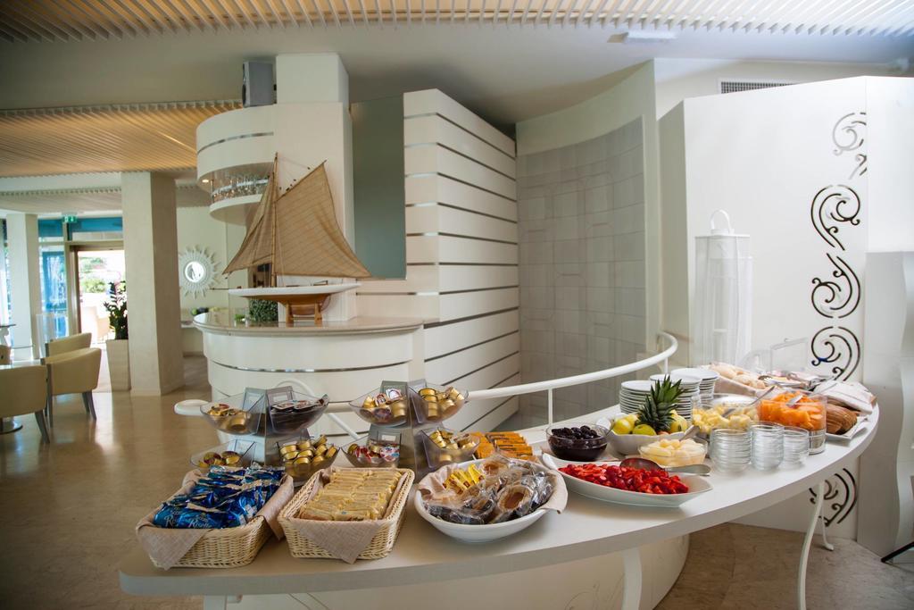 Hotel Mon Cheri Riccione Kültér fotó