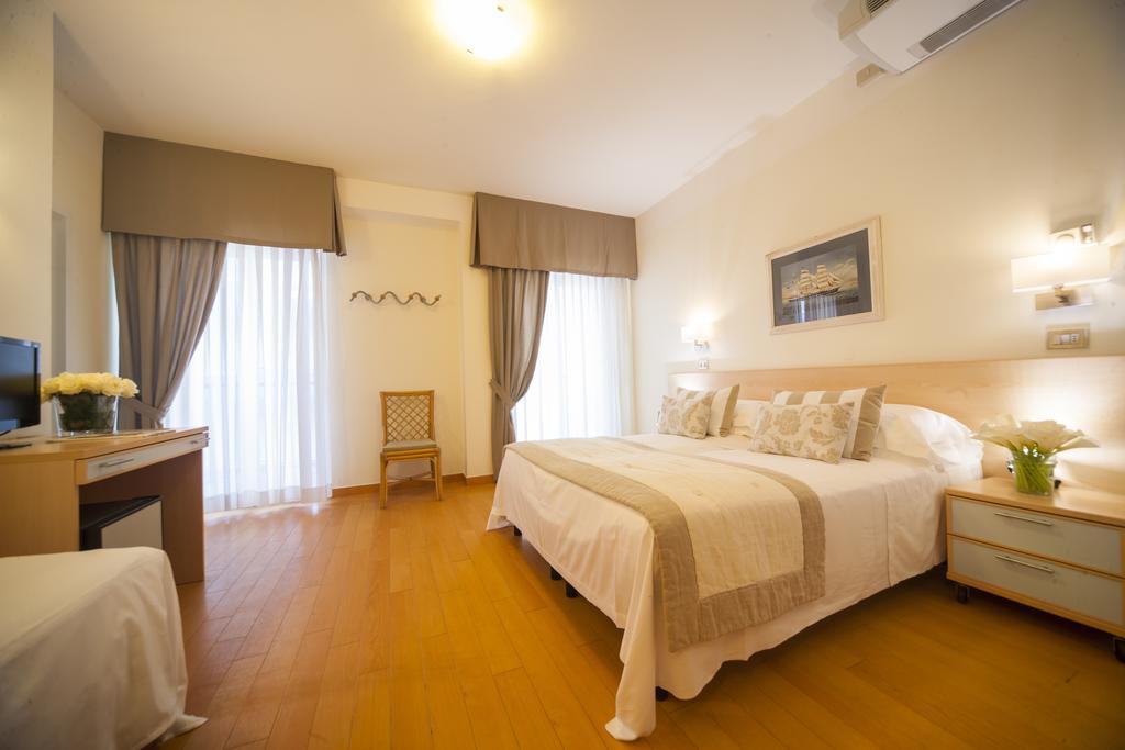 Hotel Mon Cheri Riccione Kültér fotó