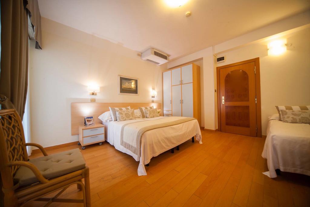 Hotel Mon Cheri Riccione Szoba fotó