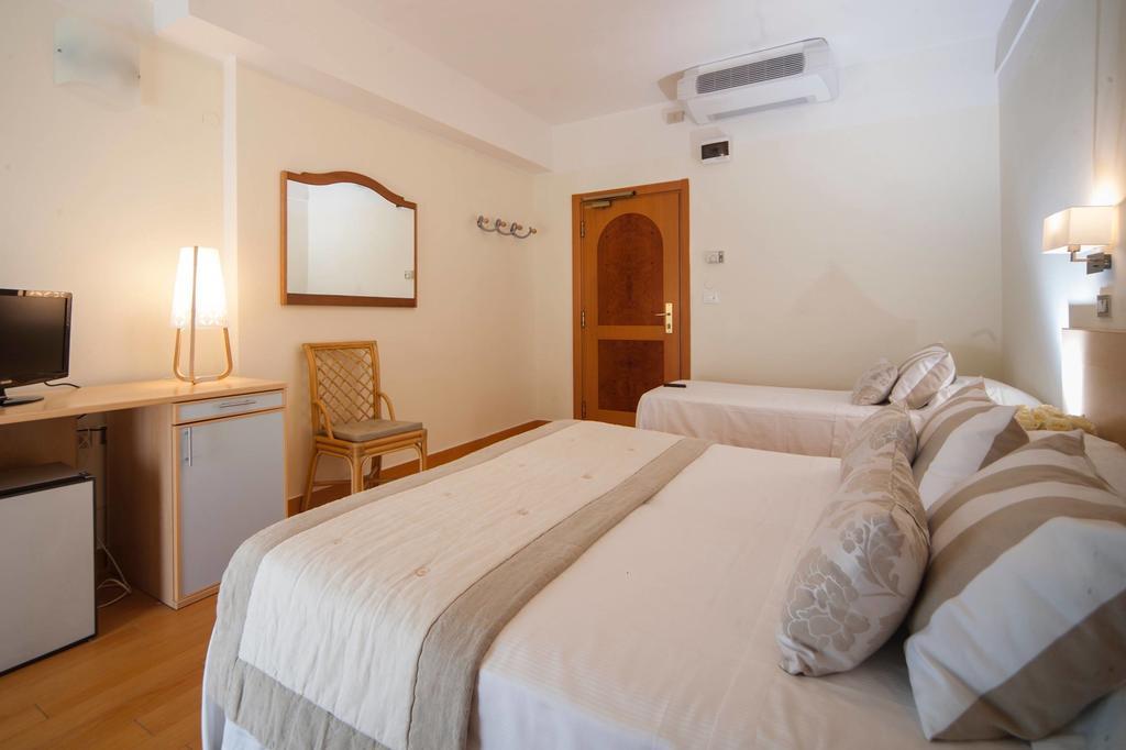 Hotel Mon Cheri Riccione Szoba fotó
